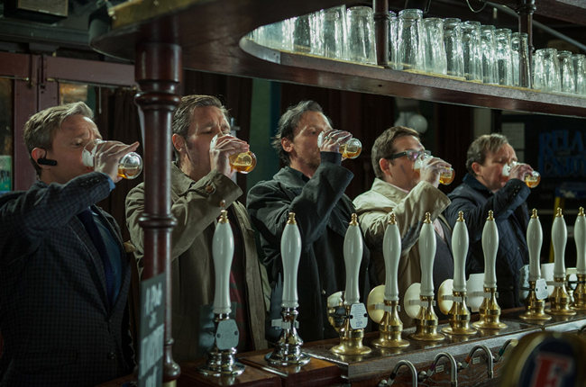 The World's End” หนังตลกเบาสมองจากเกาะอังกฤษที่มาพร้อมกับพล็อตเรื่องเพี๊ยนๆ  เรื่องราวแก๊งค์เพื่อนเก่าห้าคนกลับมาเมาหัวทิ่มกันท่ามกลางเมืองที่กำลังโดนหุ่นยนต์บุกโลก!  - DOODDOT