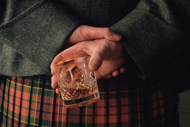 A MAN IN A KILT HOLDS A GLASS OF WHISKY BEHIND HIS BACK. PIC: P.TOMKINS / VisitScotland / SCOTTISH VIEWPOINT Tel: +44 (0) 131 622 7174   E-Mail : info@scottishviewpoint.com Web: www.scottishviewpoint.com This photograph cannot be used without prior permission from Scottish Viewpoint.